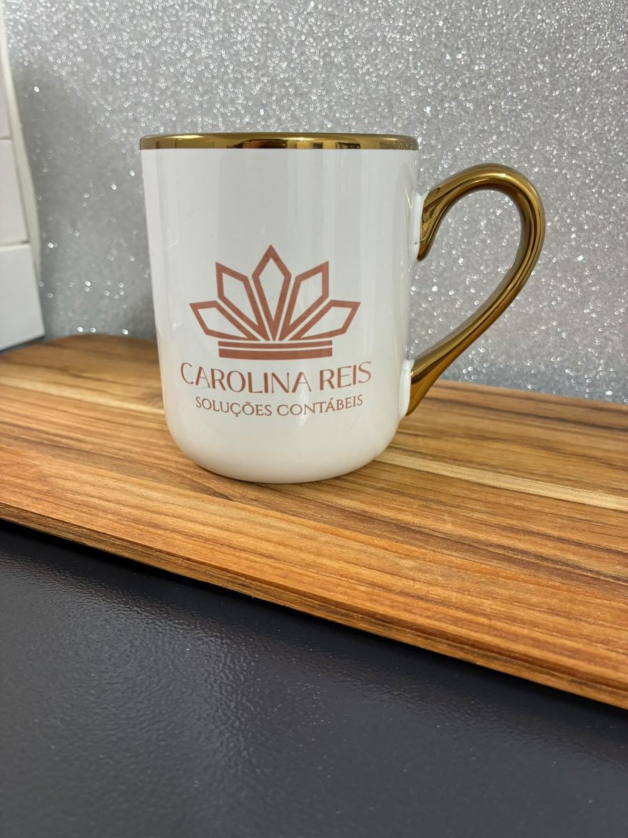 Caneca de porcelana branca com borda e alça douradas, personalizada com a logo de um escritório contábil