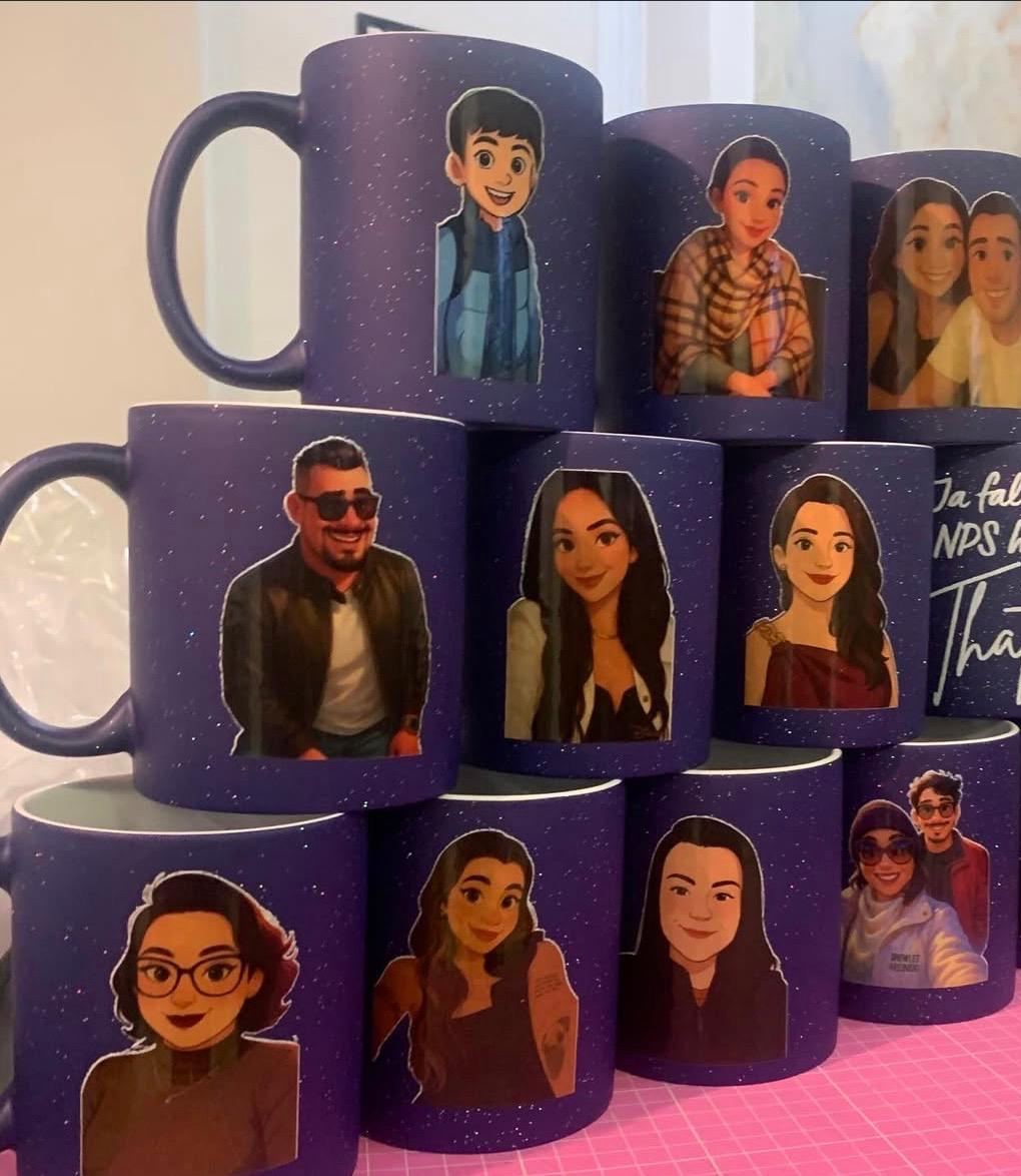Canecas roxas personalizadas com o retrato ilustrado e o nome de cada pessoa da equipe