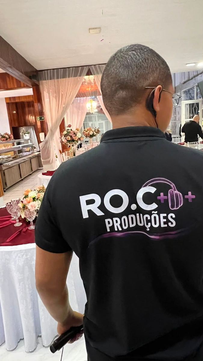 Camisa polo preta personalizada com a logo de uma produtora de eventos