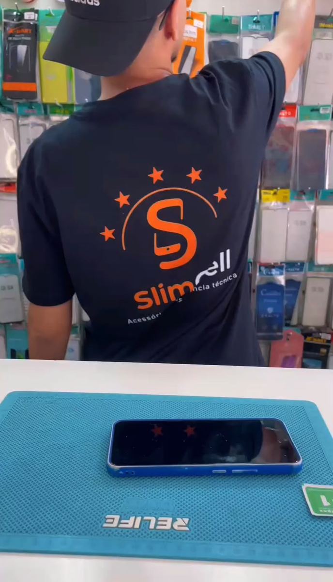 Camiseta preta de uniforme personalizada com a logo de uma loja de acessórios de celular