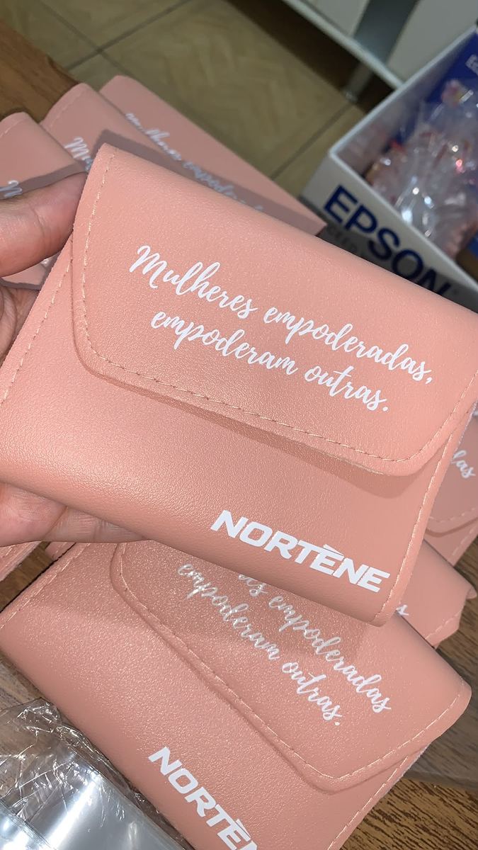 Carteiras rosé em couro sintético personalizadas com frase e a logo de uma empresa