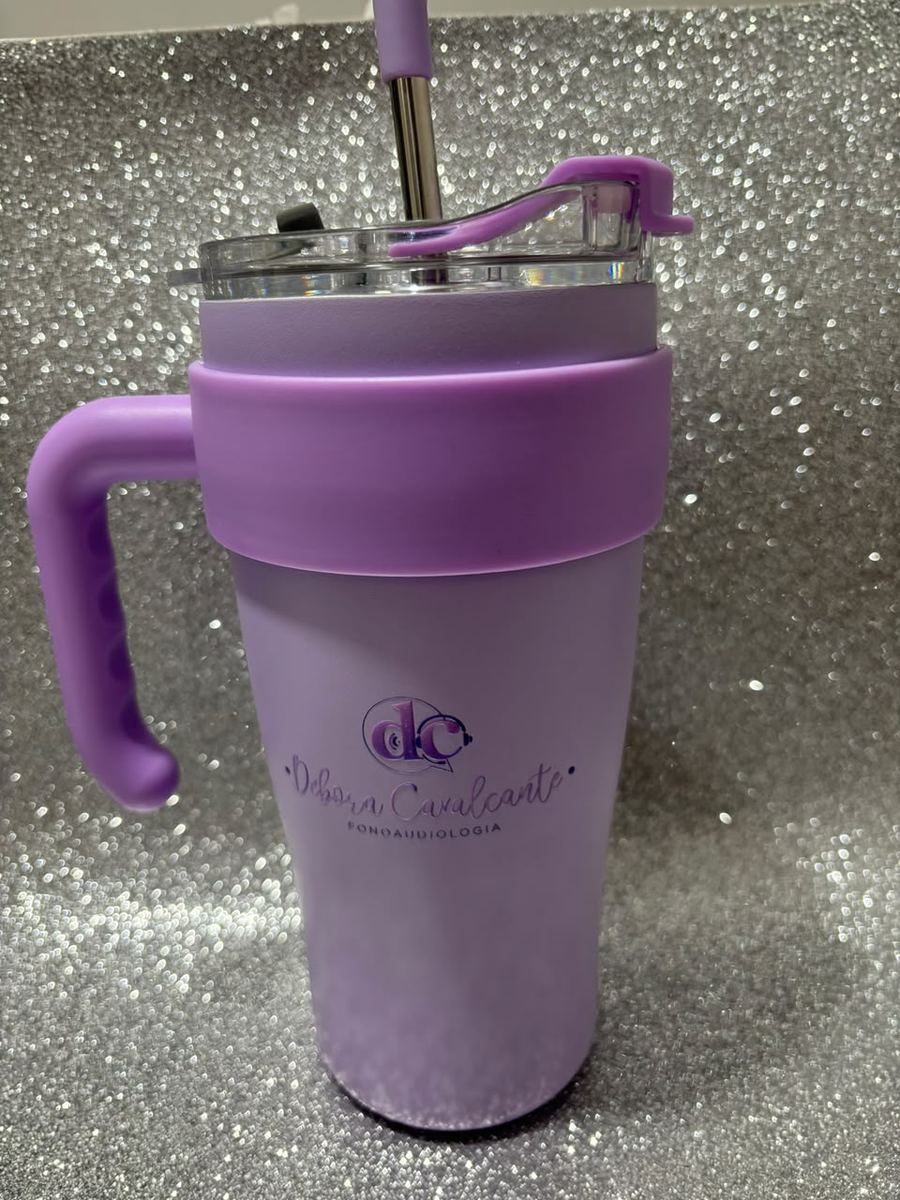 Copo térmico lilás com alça e canudo, personalizado com a logo de uma clínica de fonoaudiologia