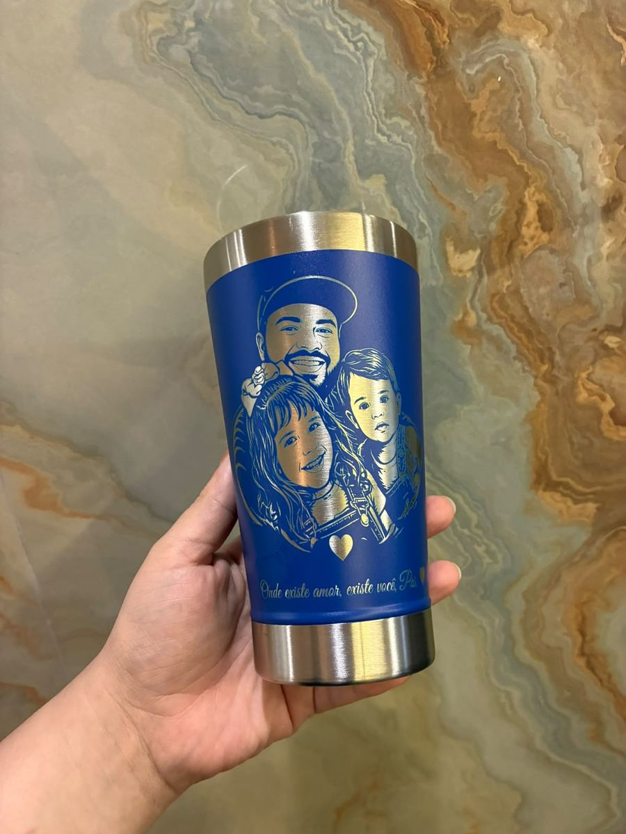 Copo térmico azul com retrato de família gravado a laser e frase personalizada