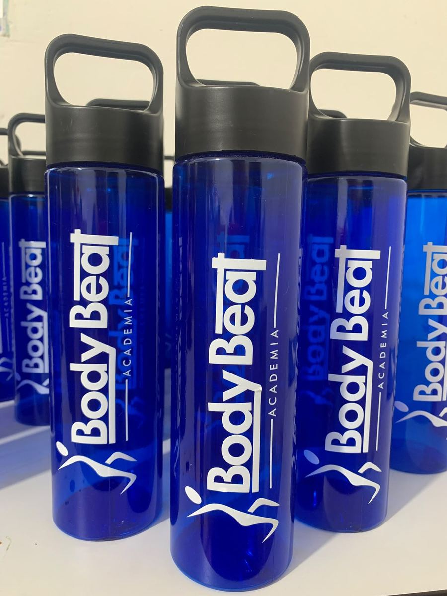 Garrafas plásticas azuis personalizadas com a logo de uma academia, com alça na tampa