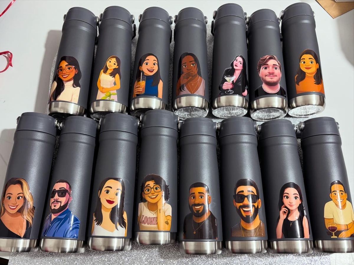 Garrafas térmicas cinza personalizadas com o retrato ilustrado de cada pessoa da equipe