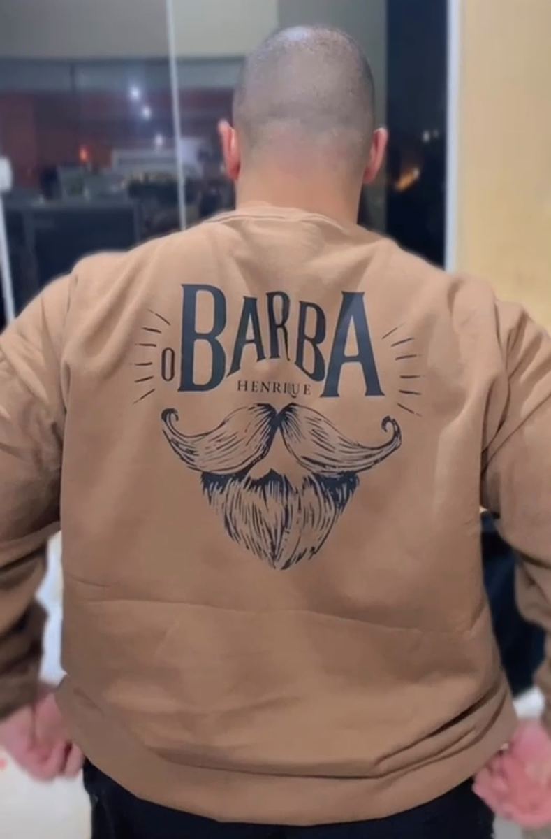 Moletom caramelo personalizado com a arte de uma barbearia nas costas