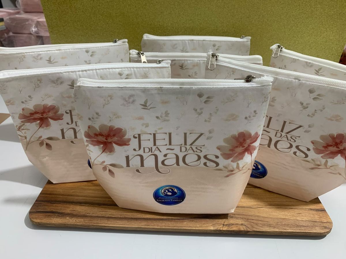 Nécessaires brancas com estampa floral e mensagem de Dia das Mães, com a marca de uma livraria