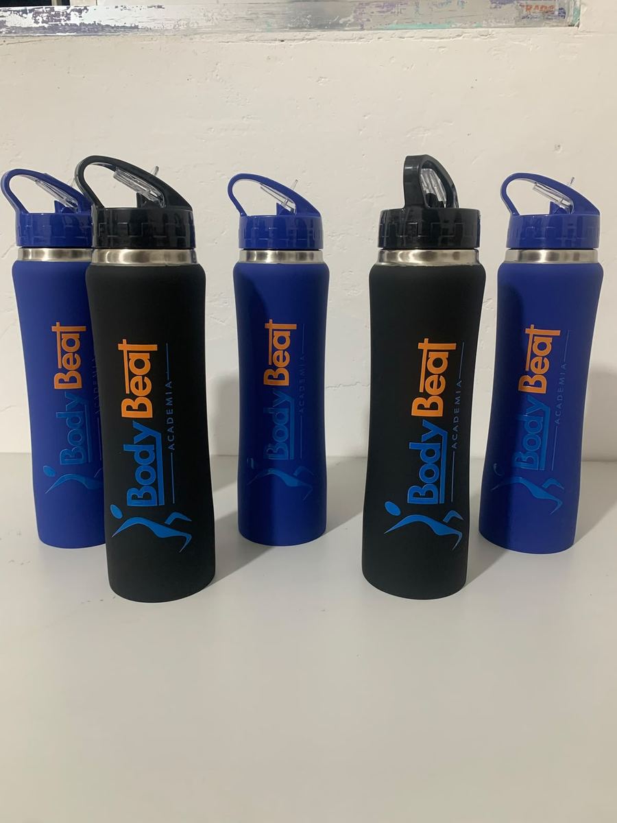 Squeeze de inox personalizado com a logo de uma academia, nas cores azul e preta